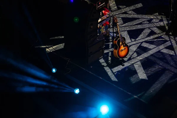 Guitar Standing Empty Concert Stage — Zdjęcie stockowe