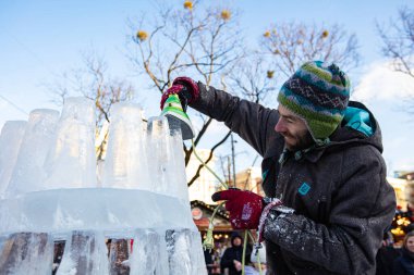 Lviv, Ukrayna - 15 Ocak 2022: Philips demiriyle buzdan heykel yapan adam