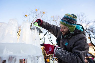 Lviv, Ukrayna - 15 Ocak 2022: Philips demiriyle buzdan heykel yapan adam