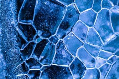Tasarım amaçlı, desenli arka plan için renkli arka plana sahip buzun yakın plan görüntüsü
