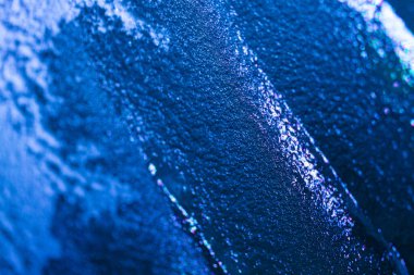 Tasarım amaçlı, desenli arka plan için renkli arka plana sahip buzun yakın plan görüntüsü