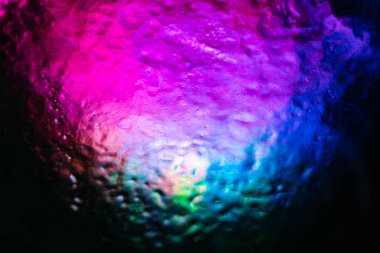 Tasarım amaçlı, desenli arka plan için renkli arka plana sahip buzun yakın plan görüntüsü