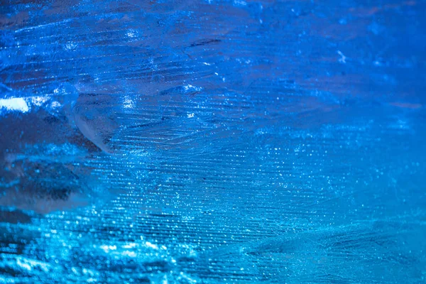 デザインのためにカラフルなバックライトを持つ氷の閉鎖 テクスチャの背景 — ストック写真