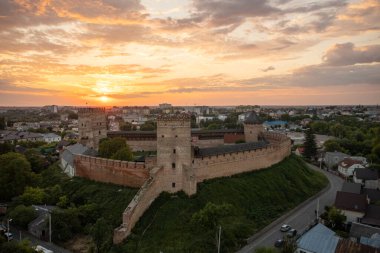 Lutsk, Ukrayna - 4 Haziran 2021: Lubart 'ın Lutsk, Ukrayna' daki kalesine insansız hava aracından hava görüntüsü