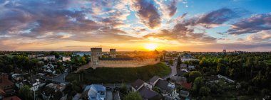 Lutsk, Ukrayna - 4 Haziran 2021: Lubart 'ın Lutsk, Ukrayna' daki kalesine insansız hava aracından hava görüntüsü