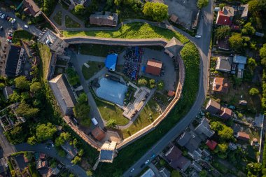 Lutsk, Ukrayna - 4 Haziran 2021: Lubart 'ın Lutsk, Ukrayna' daki kalesine insansız hava aracından hava görüntüsü