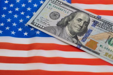 Tasarım amaçlı Amerikan bayrağı arkaplanı üzerine 100 dolarlık banknot