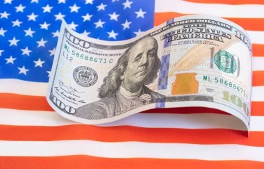 Tasarım amaçlı Amerikan bayrağı arkaplanı üzerine 100 dolarlık banknot