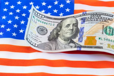 Tasarım amaçlı Amerikan bayrağı arkaplanı üzerine 100 dolarlık banknot