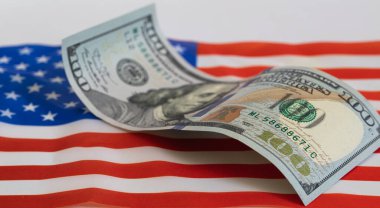 Tasarım amaçlı Amerikan bayrağı arkaplanı üzerine 100 dolarlık banknot