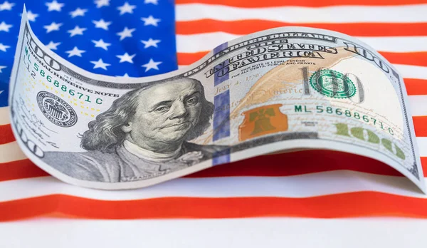 Tasarım Amaçlı Amerikan Bayrağı Arkaplanı Üzerine 100 Dolarlık Banknot — Stok fotoğraf