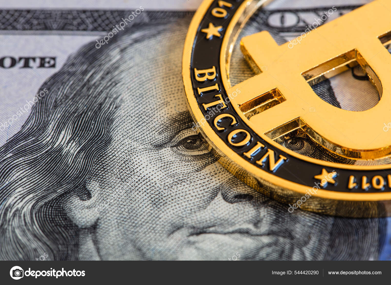 디자인 목적으로 100 지폐에 새겨진 비트코인 — 스톡 에디토리얼 사진 © Ruslan-Lytvyn #544420290