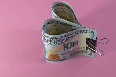 Tasarım amaçlı 100 dolarlık banknotlardan yapılmış kalp.