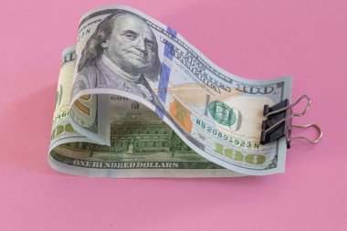 Tasarım amaçlı 100 dolarlık banknotlardan yapılmış kalp.