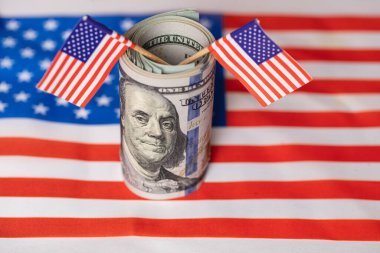 Tasarım amaçlı Amerikan bayrağı arkaplanı üzerine 100 dolarlık banknot