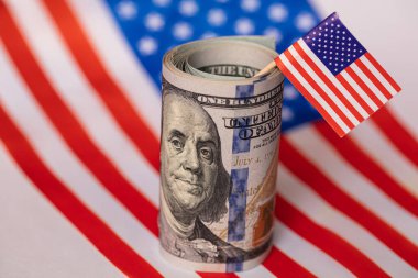 Tasarım amaçlı Amerikan bayrağı arkaplanı üzerine 100 dolarlık banknot