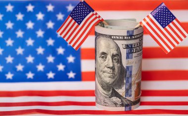 Tasarım amaçlı Amerikan bayrağı arkaplanı üzerine 100 dolarlık banknot