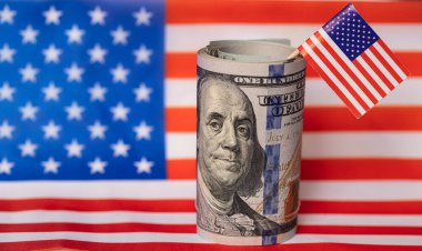 Tasarım amaçlı Amerikan bayrağı arkaplanı üzerine 100 dolarlık banknot