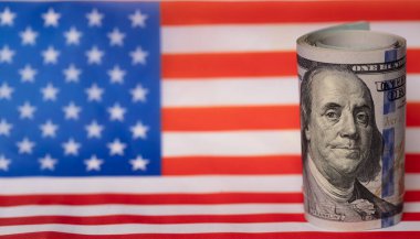 Tasarım amaçlı Amerikan bayrağı arkaplanı üzerine 100 dolarlık banknot
