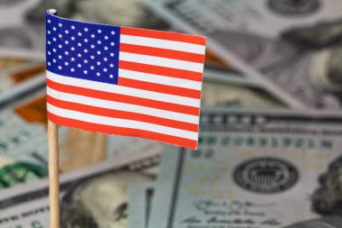 Tasarım amaçlı Amerikan bayrağı arkaplanı üzerine 100 dolarlık banknot