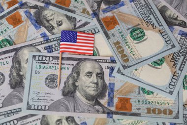 Tasarım amaçlı Amerikan bayrağı arkaplanı üzerine 100 dolarlık banknot