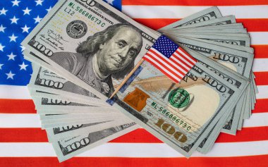 Tasarım amaçlı Amerikan bayrağı arkaplanı üzerine 100 dolarlık banknot