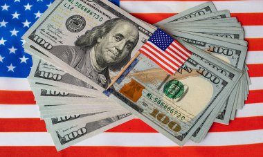 Tasarım amaçlı Amerikan bayrağı arkaplanı üzerine 100 dolarlık banknot
