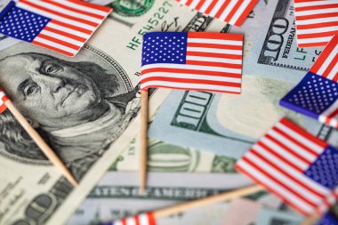 Tasarım amaçlı Amerikan bayrağı arkaplanı üzerine 100 dolarlık banknot