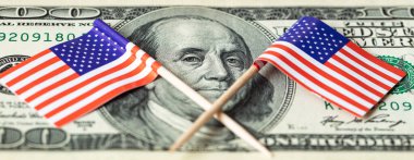 Tasarım amaçlı Amerikan bayrağı arkaplanı üzerine 100 dolarlık banknot