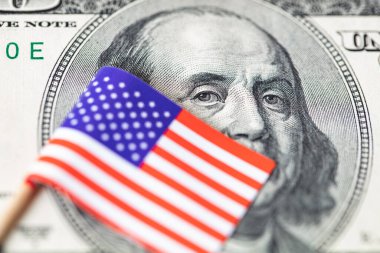 Tasarım amaçlı Amerikan bayrağı arkaplanı üzerine 100 dolarlık banknot
