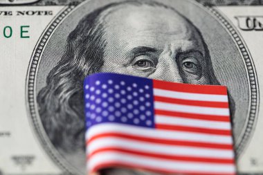 Tasarım amaçlı Amerikan bayrağı arkaplanı üzerine 100 dolarlık banknot