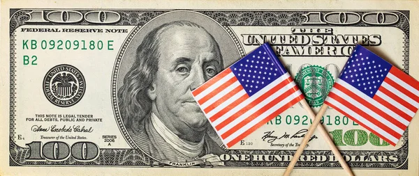 100 Dollar Banknote Auf Amerikanischem Flaggenhintergrund Für Designzwecke — Stockfoto