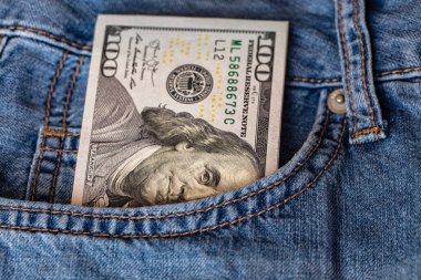 Tasarım amaçlı kot pantolon cebinde 100 dolarlık banknot