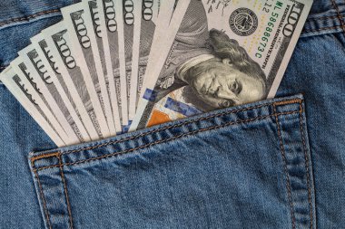 Tasarım amaçlı kot pantolon cebinde 100 dolarlık banknot