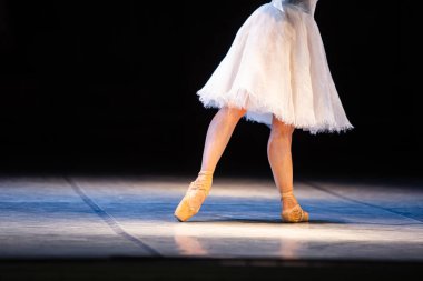 La Esmeralda balesi. Dans eden bacaklara yakın çekim. Bale duvar kağıdı