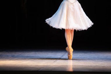 La Esmeralda balesi. Dans eden bacaklara yakın çekim. Bale duvar kağıdı