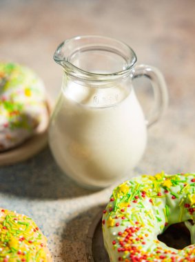 Amerikan çörekleri ve bir sürahi süt bezi.