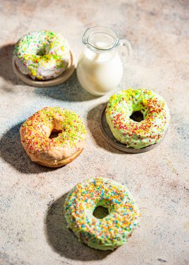 Amerikan çörekleri ve bir sürahi süt bezi.