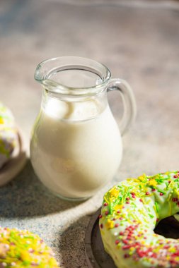 Amerikan çörekleri ve bir sürahi süt bezi.