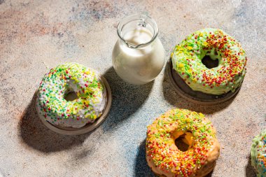 Amerikan çörekleri ve bir sürahi süt bezi.