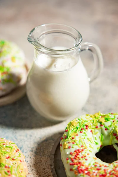 Amerikan çörekleri ve bir sürahi süt bezi.