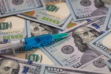 100 dolarlık banknotta şırınga var.