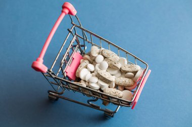 Tasarım amaçlı haplı küçük bir alışveriş arabası.