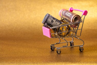 Bitcoinler, dolar ve avro banknotları tasarım amaçlı küçük alışveriş arabalarında