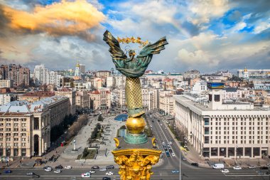 Kyiv, Ukrayna - 1 Nisan 2021: Kyiv 'deki Bağımsızlık Anıtı. İnsansız hava aracından görüntüle