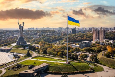 Kyiv, Ukrayna - 6 Ekim 2021: Anavatan Anıtı Ukrayna Ulusal Tarih Müzesi İkinci Dünya Savaşı 'nda Kyiv' de. İnsansız hava aracından görüntüle