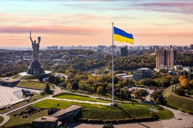 Kyiv, Ukrayna - 6 Ekim 2021: Anavatan Anıtı Ukrayna Ulusal Tarih Müzesi İkinci Dünya Savaşı 'nda Kyiv' de. İnsansız hava aracından görüntüle
