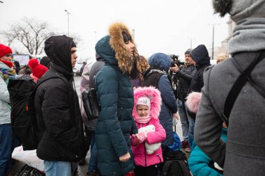 Lviv, Ukrayna - 7 Mart 2022: Lviv tren istasyonunda Avrupa 'ya kaçmak için tren bekleyen Ukraynalı mülteciler