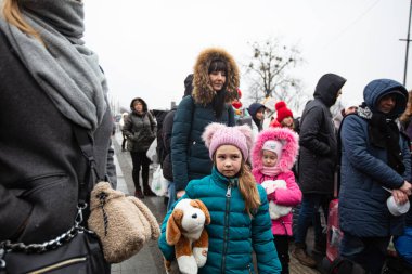 Lviv, Ukrayna - 7 Mart 2022: Lviv tren istasyonunda Avrupa 'ya kaçmak için tren bekleyen Ukraynalı mülteciler