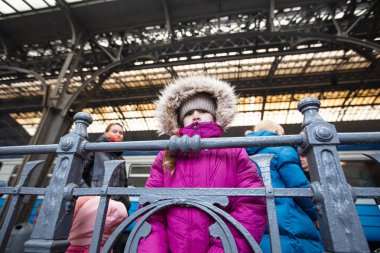 Lviv, Ukrayna - 7 Mart 2022: Lviv tren istasyonunda Avrupa 'ya kaçmak için tren bekleyen Ukraynalı mülteciler